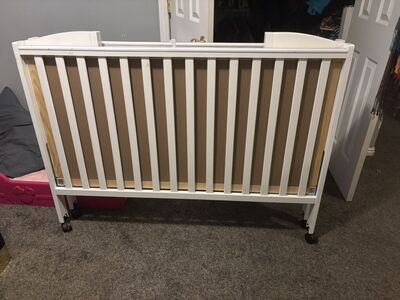 Easy Collapsible White Crib