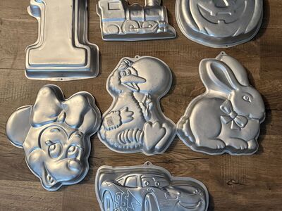 7 Wilton Cake Pans Minnie Mouse, Big Bird, Bunny