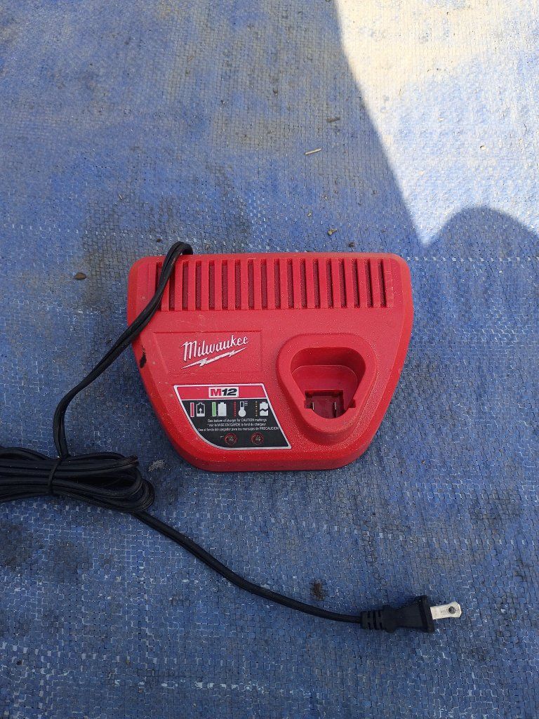 Milwaukee M12 Lithium-Ion Battery Charger