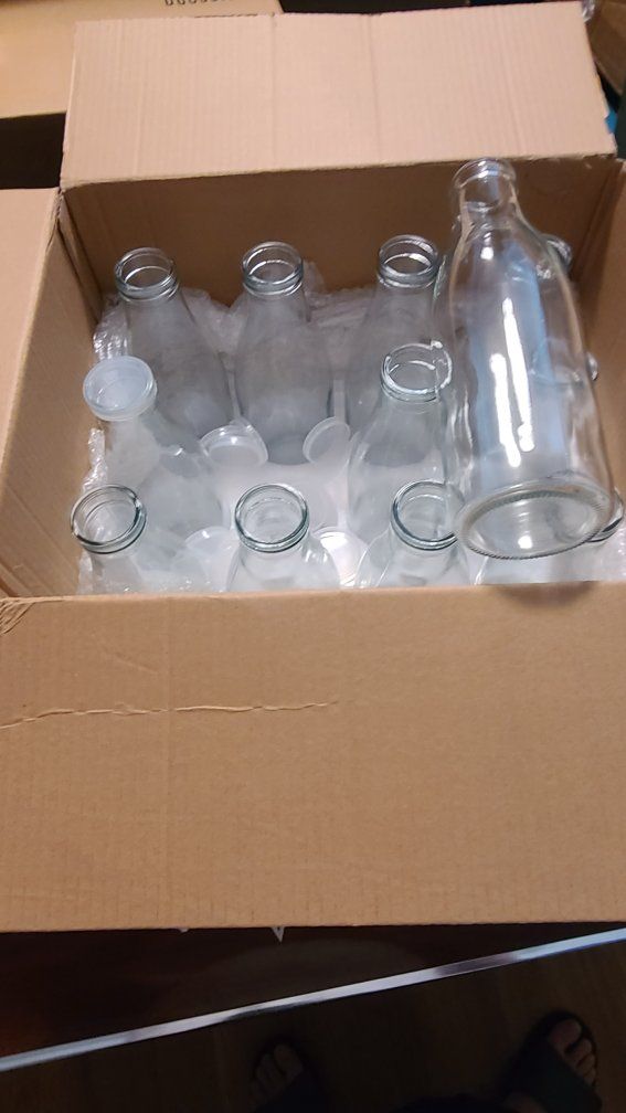 Zubabe 12 Pack Small Glass Milk Bottles, 33.8 oz, Clear, Party Favors