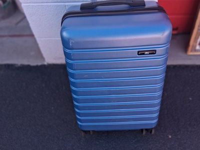P&B Hard Plasic Luggage Carry on Suitcase Nice!