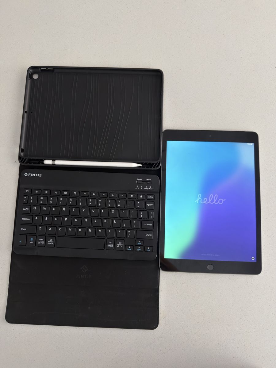 Apple iPad (7th Ge) 32GB+Pencil+BT keyboard Case