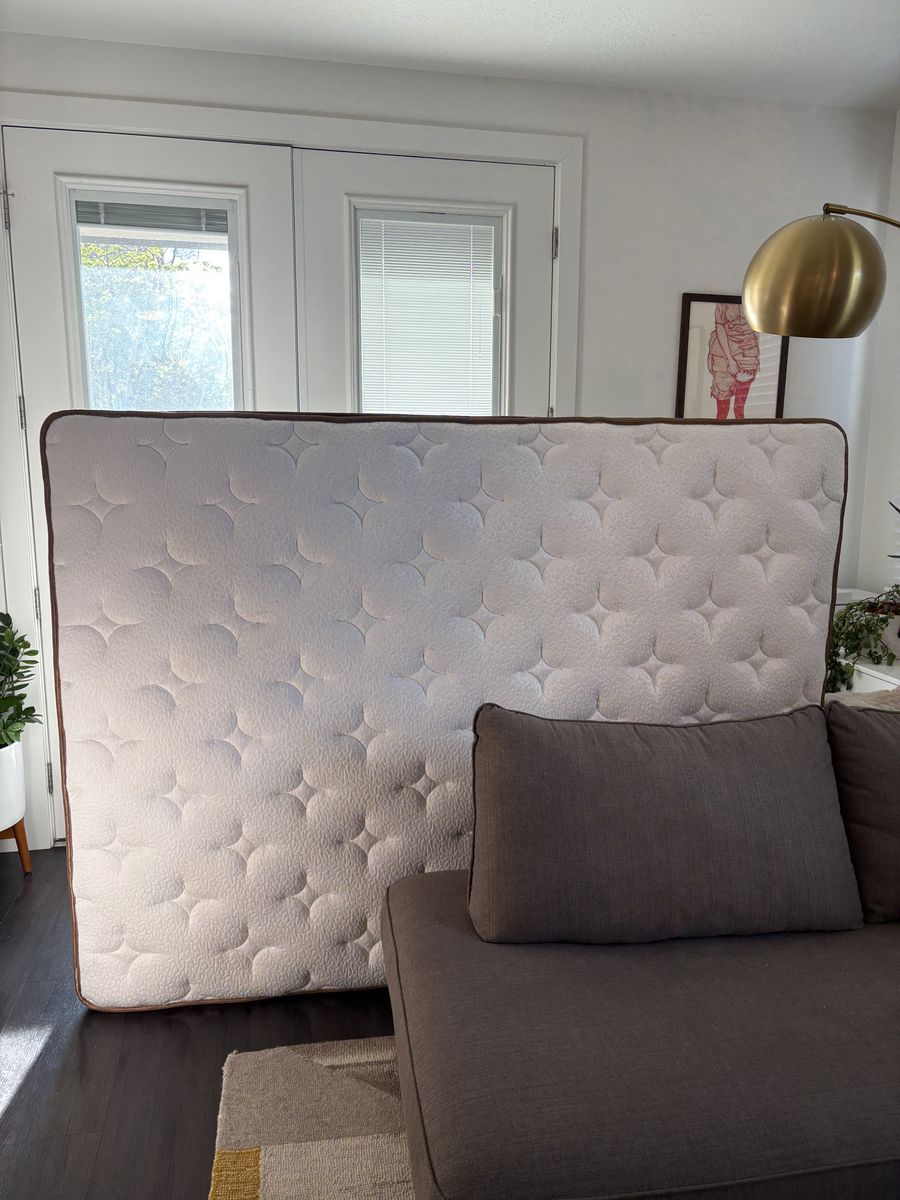 USED 3 MONTHS QUEEN MATTRESS