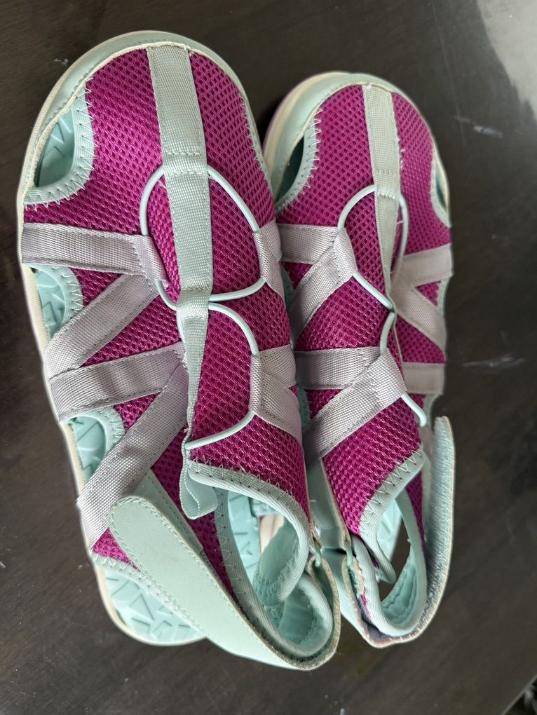 Closed toe water sandals size 5