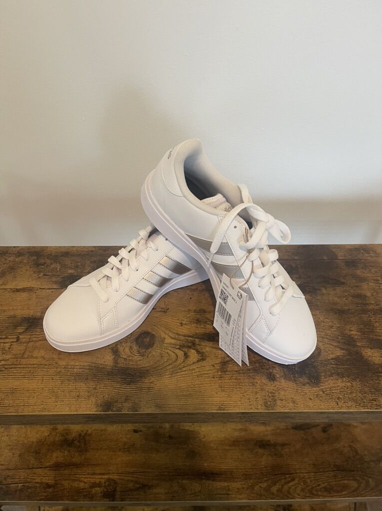 Adidas Womens Tennis Shoes / Sneakers -sz 9 New