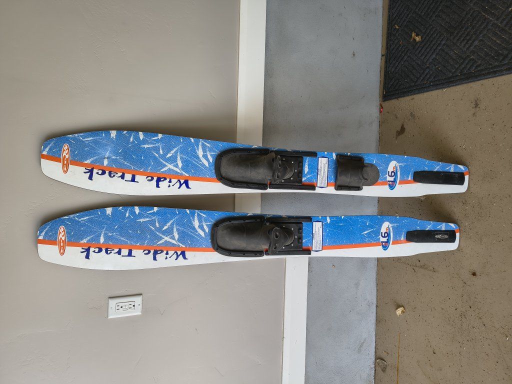 Wide water skis