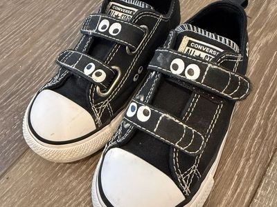Black Converse Low Top Kid Shoes Size 9