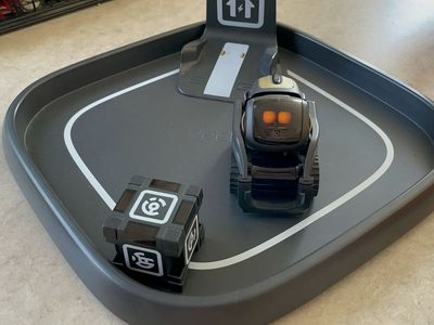 Anki Vector 1.0 Home Robot Bundle - Includes Cube, Charger & Vector Space Tray