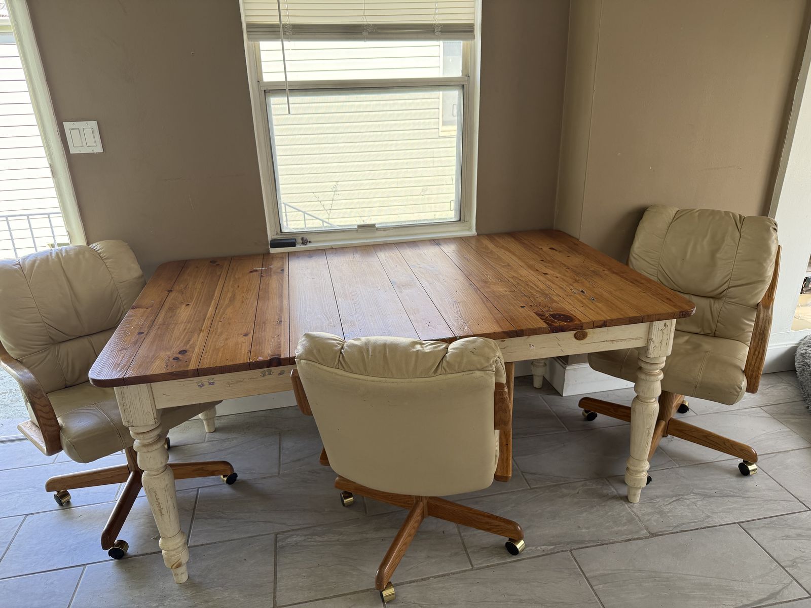 Table (67x40x30) with three rolling chairs