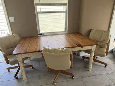 Table (67x40x30) with three rolling chairs