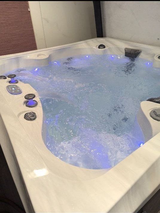 Marquis Elite Hot Tub / Spa with Cover, Handrail & US Motors Aqua-Shield Pump, 2020 Marquis 6–7 Person Hot Tub