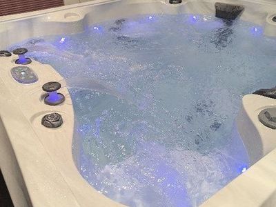 Marquis Elite Hot Tub / Spa with Cover, Handrail & US Motors Aqua-Shield Pump, 2020 Marquis 6–7 Person Hot Tub
