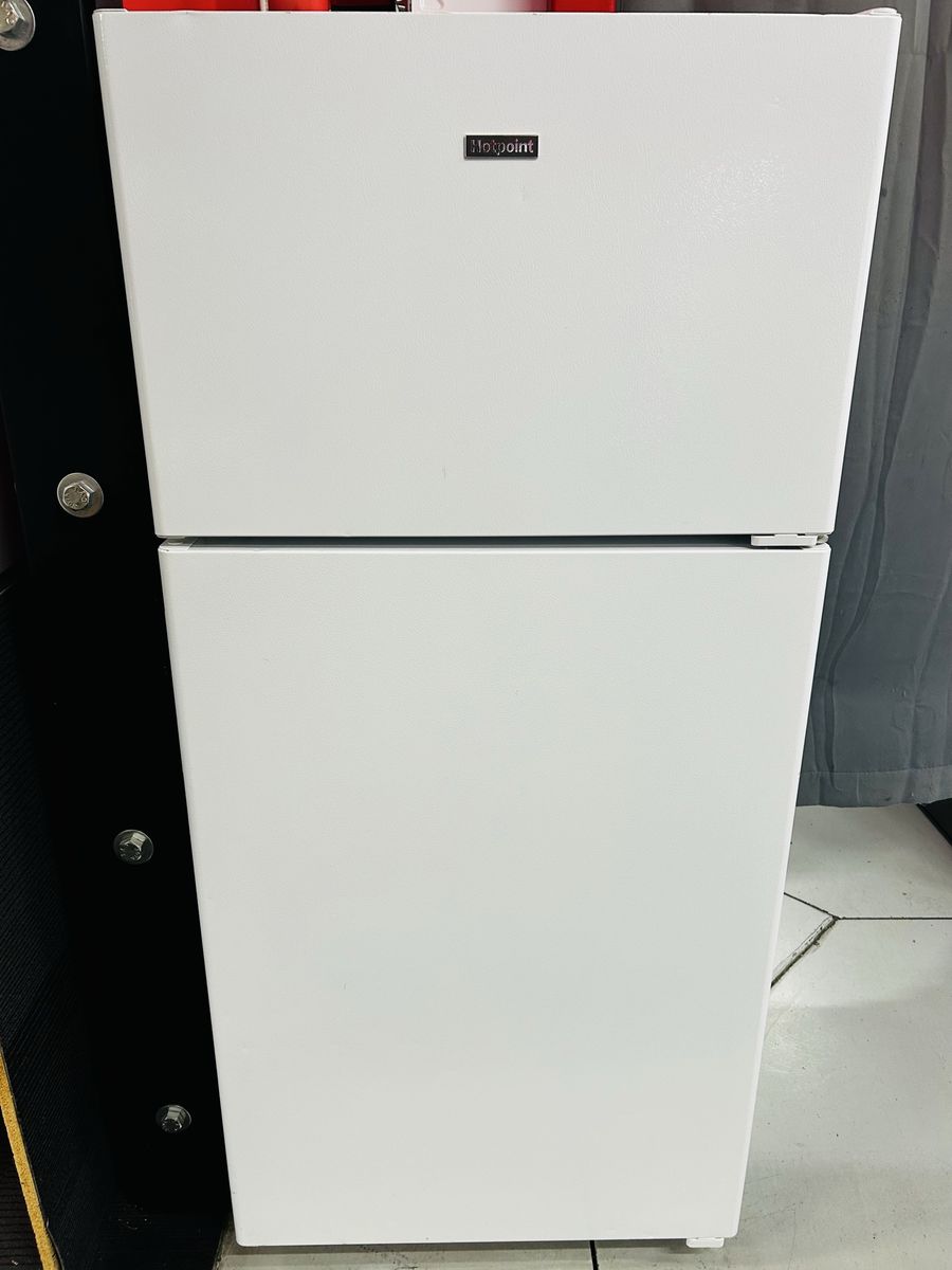 HotPoint Top/Bottom Refrigerator 18.2 cu ft
