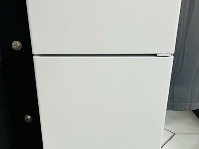 HotPoint Top/Bottom Refrigerator 18.2 cu ft