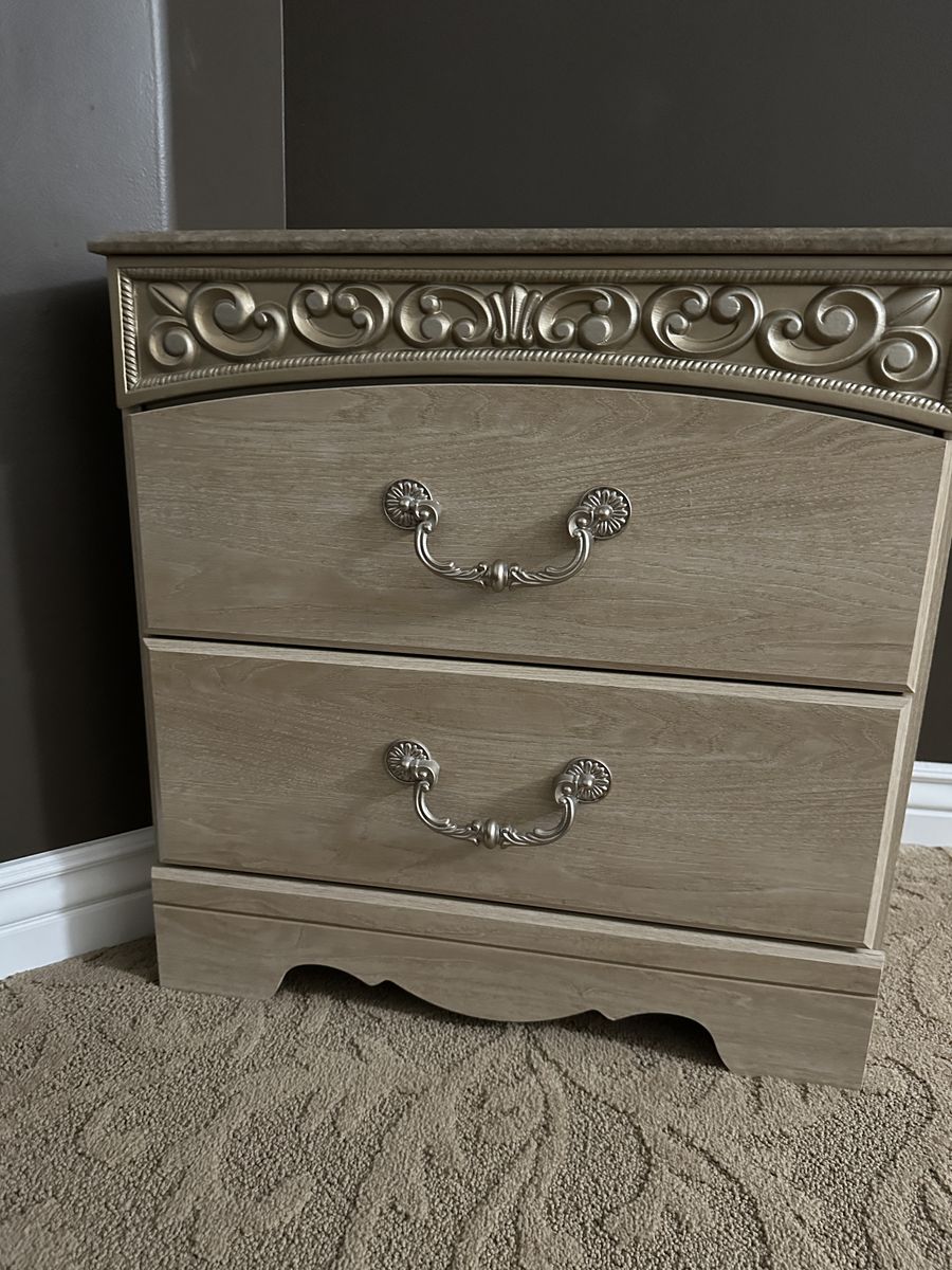 Vintage Style Nightstand – 2 Drawers