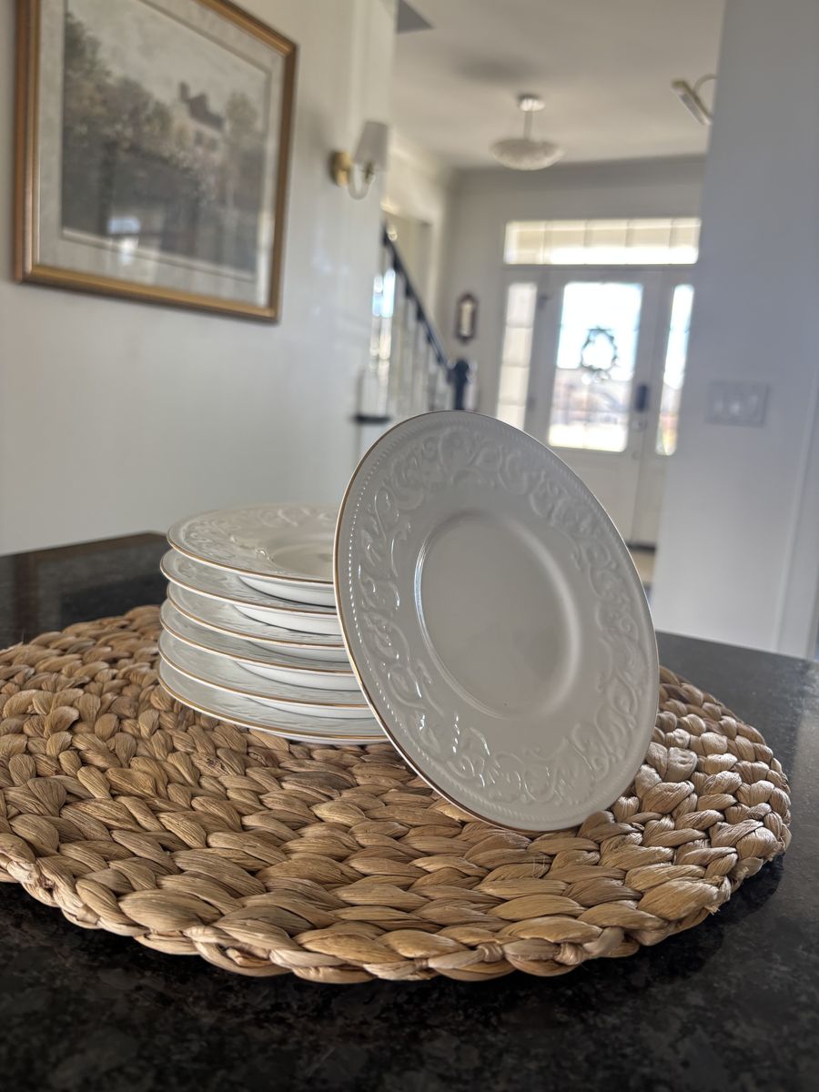 Farberware Calais 4173 White Stoneware Dinner Plate with 22k Gold Band, set of 7