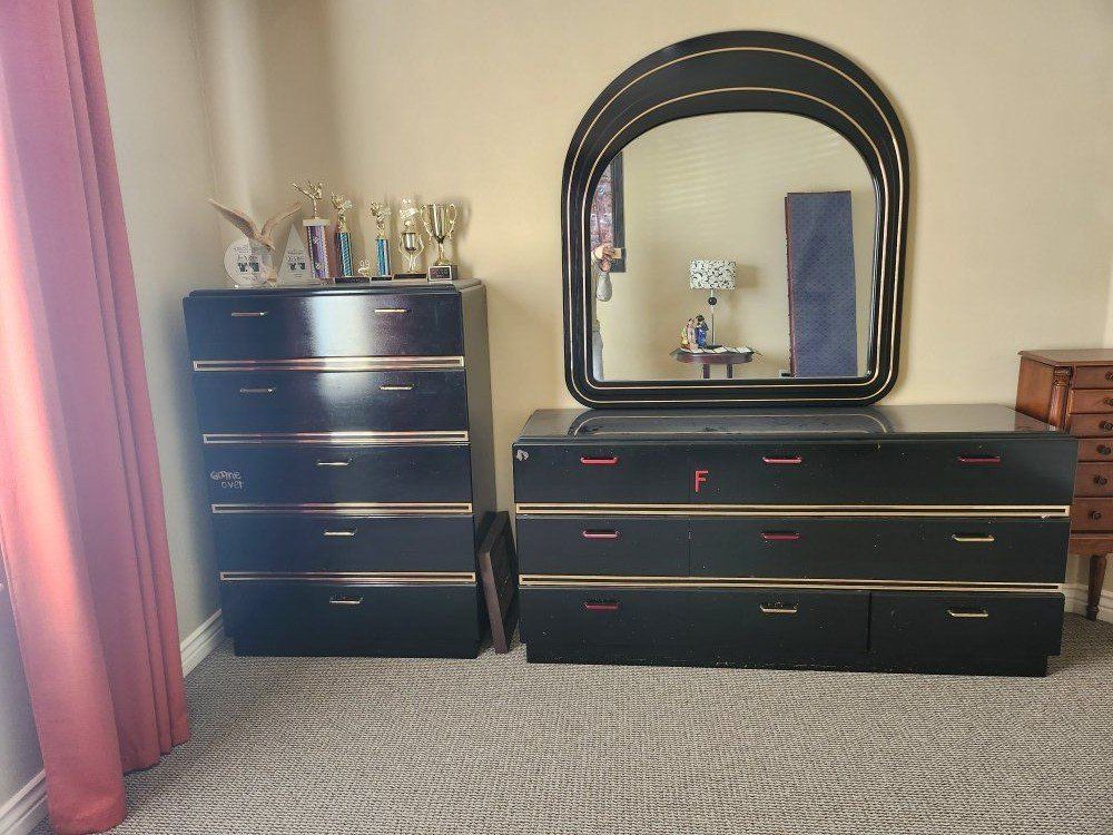 FREE Dresser with mirrior & 4-drawer black