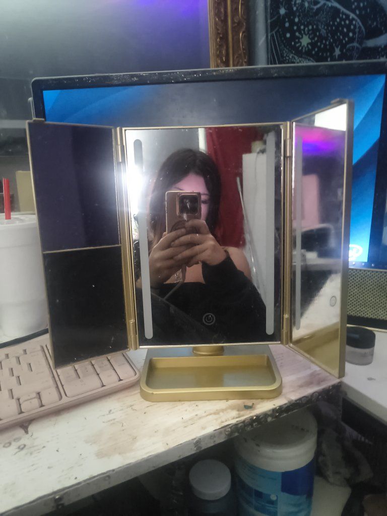 ONYX Gold Tri-Fold Lighted Vanity Mirror with 10X Magnification - Used