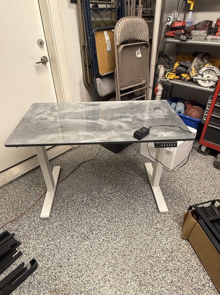 ADJUSTABLE LIFT DESK- STAND OR SIT