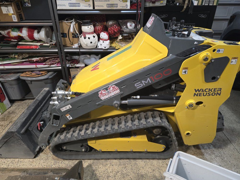 2023 WACKER NEUSON SM100 BUILT IN USA MINI SKID STEER 36" WIDE DINGO-BRAND NEW TRACKS.