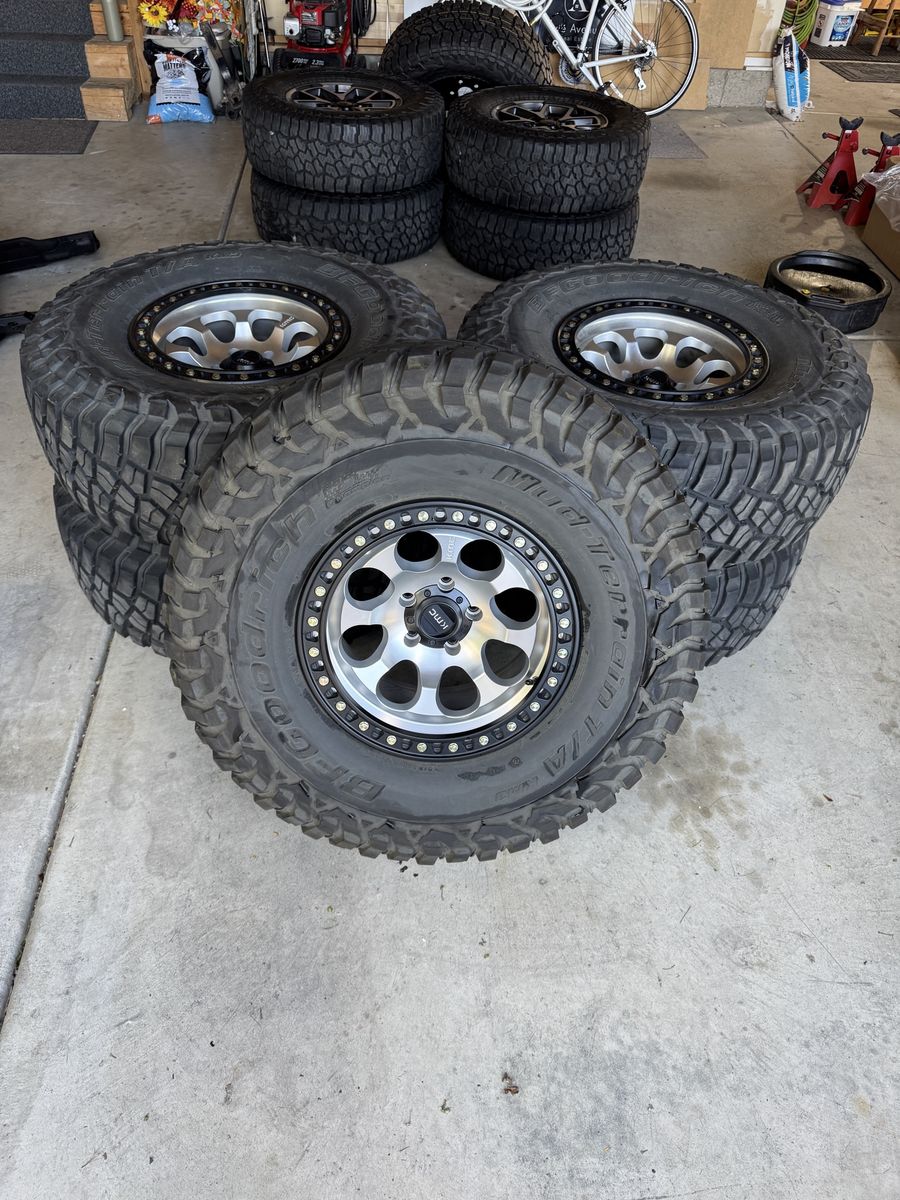 37” x 13.5 BFG KM3’s on 17” KMC Riot SBL wheels