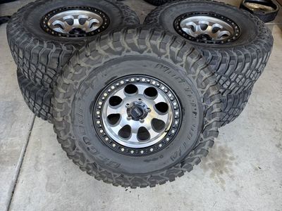 37” x 13.5 BFG KM3’s on 17” KMC Riot SBL wheels