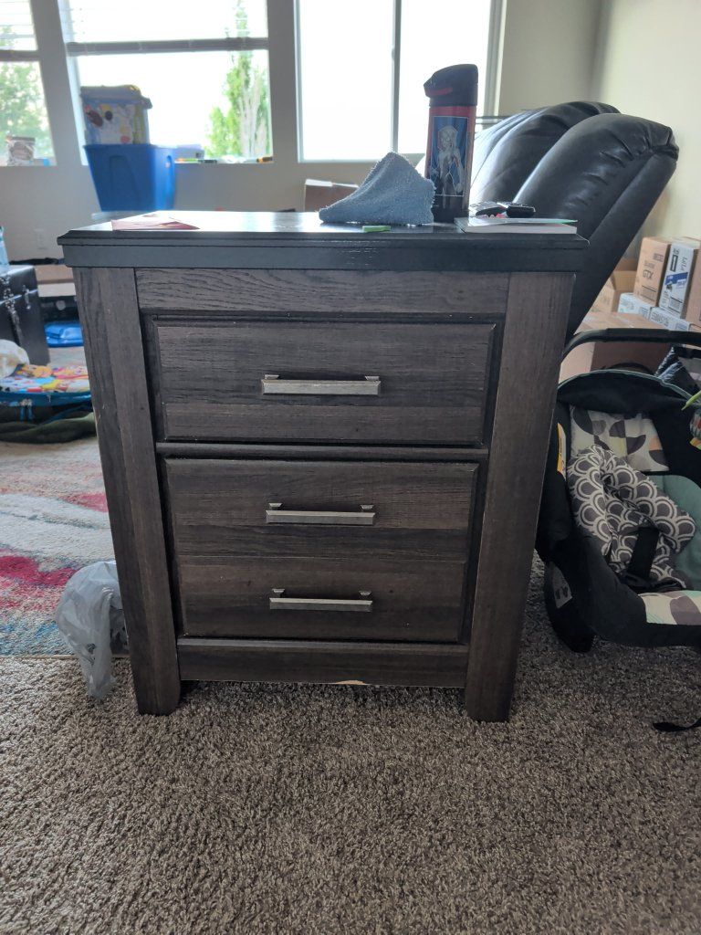 2 Nightstands