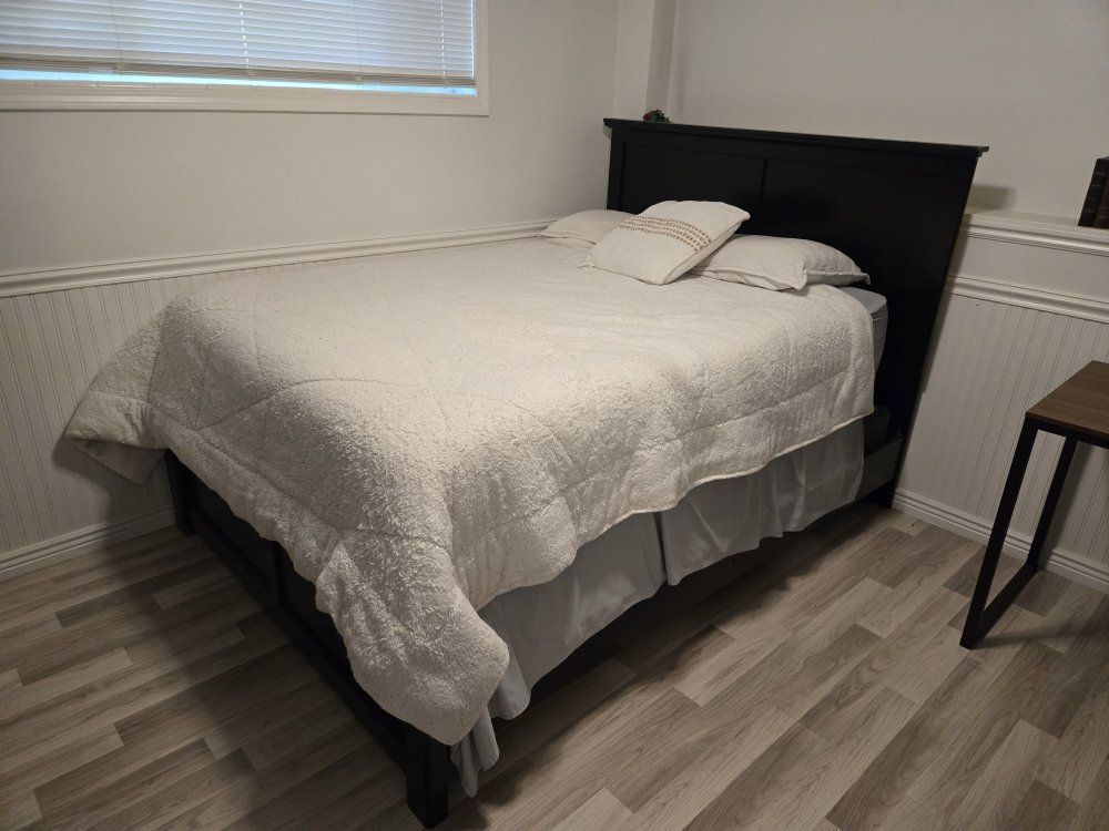 Queen InnoMax "Embrace" Luxury Hybrid Mattress – Only $100!