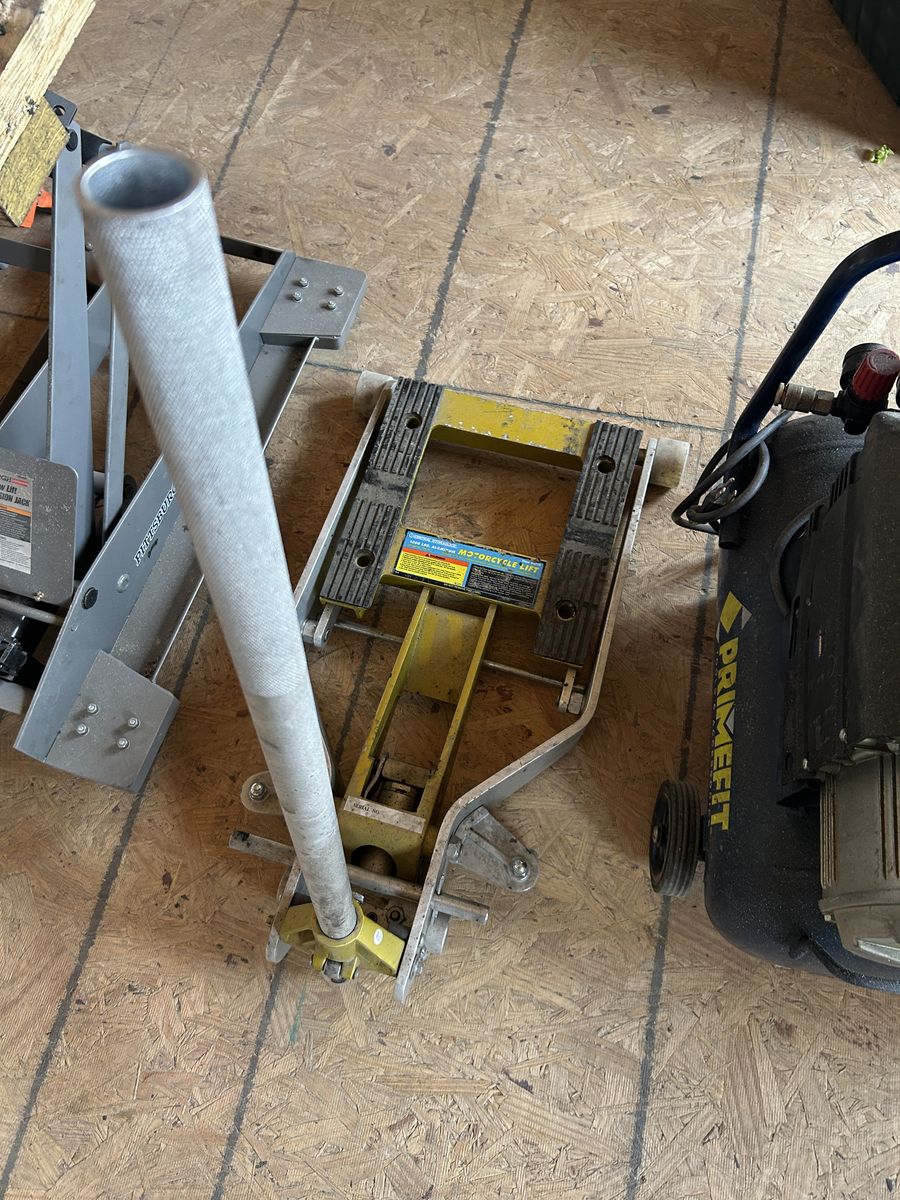 Central Hydraulics 1500 lb Aluminum Motorcycle / ATV Lift Jack.