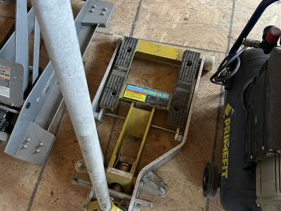 Central Hydraulics 1500 lb Aluminum Motorcycle / ATV Lift Jack.