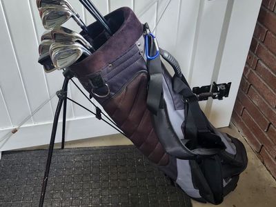 Ascent/TopFlite complete and full size golf set! Set comes with six golfballs and assorted tees.