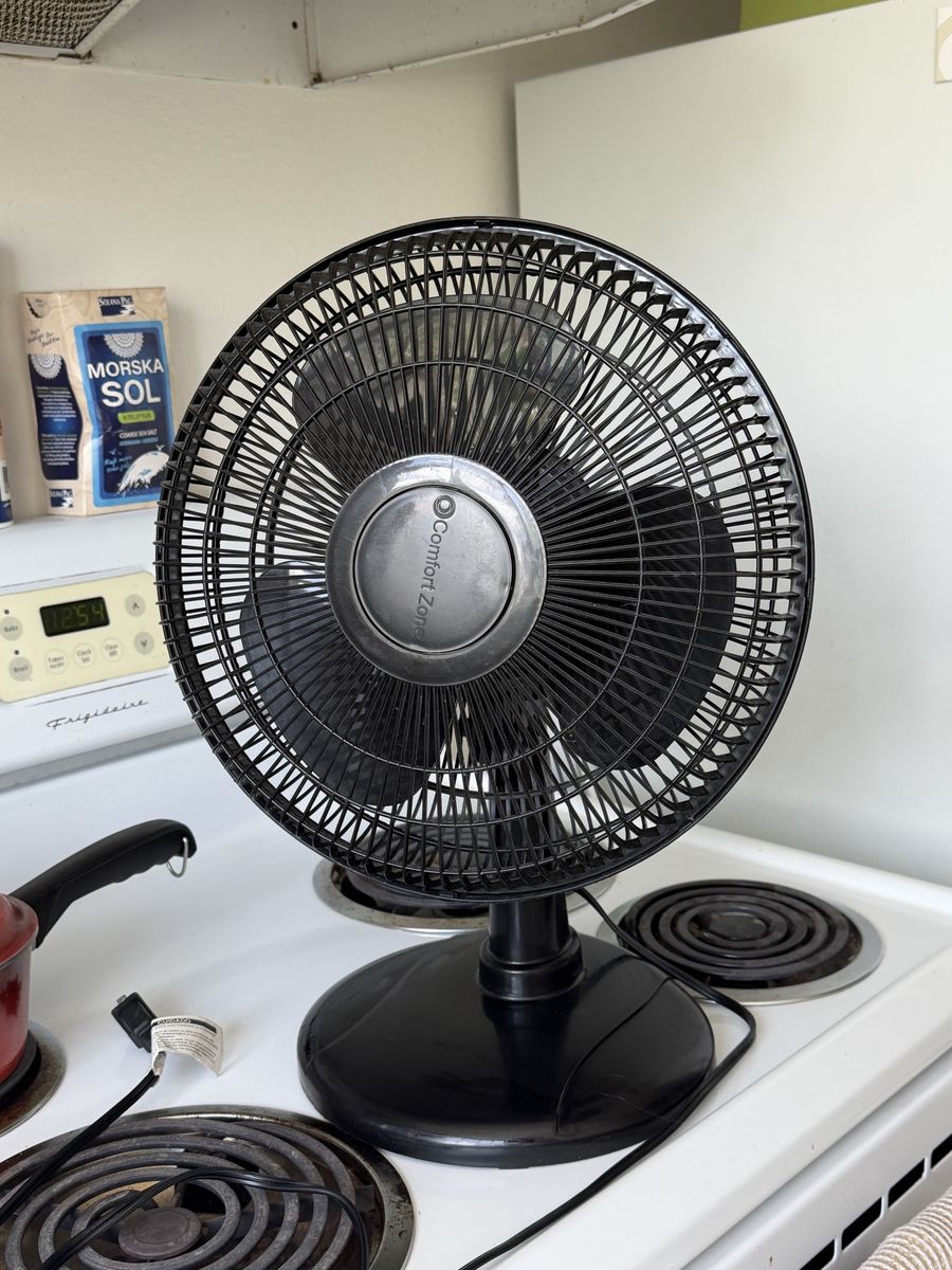 Comfort Zone 12-inch 3-Speed Oscillating Desk Fan, Black