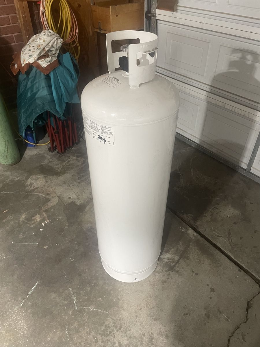 100lbs propane tank