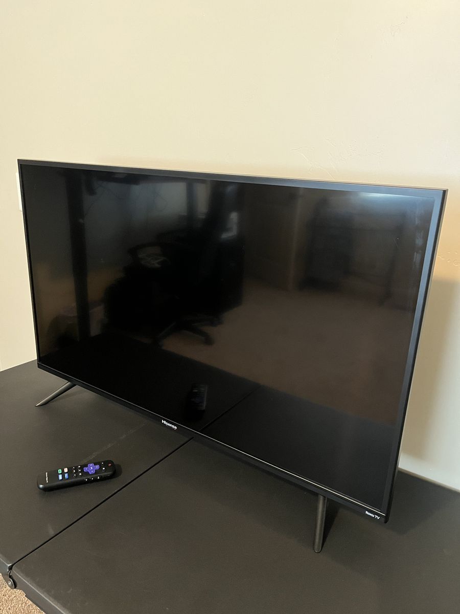 Hisense 40” Roku Smart TV – Model 40H4030 – Excellent Condition w/Remote