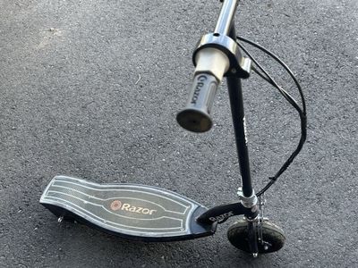 Razor E100 Glow Electric Scooter - Black