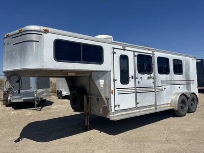 USED 2002 SIVER STAR 3 HORSE WEEKENDER