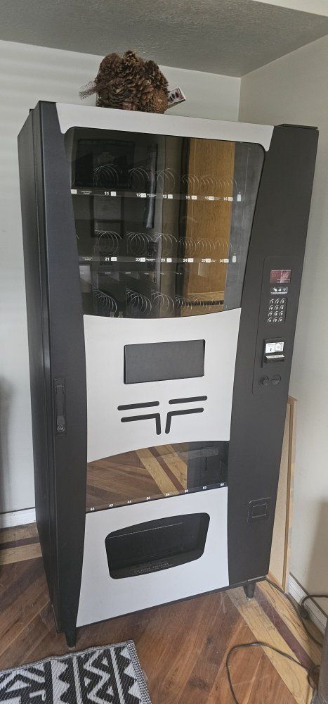 Used Vending Machine - Modern Design, Multi-Item Capacity
