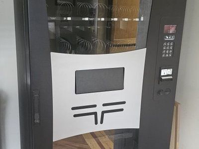 Used Vending Machine - Modern Design, Multi-Item Capacity