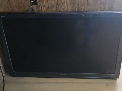 Sharp Aquos 52" with speaker bar