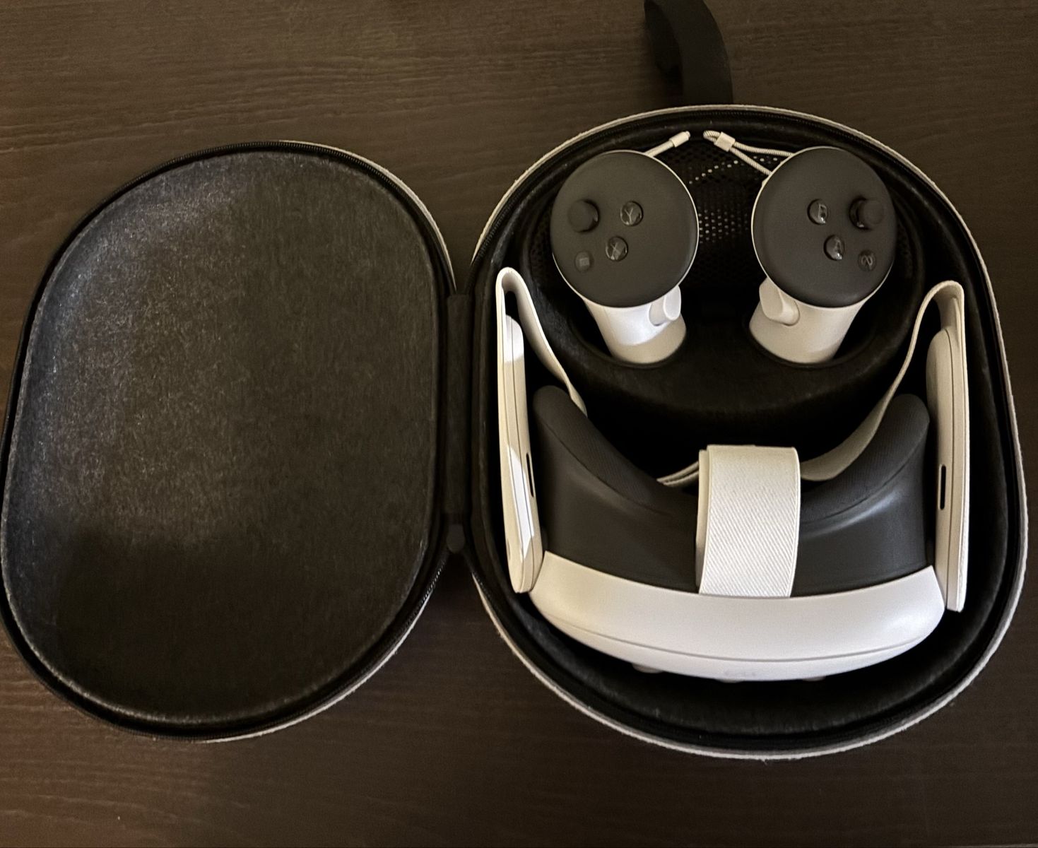 Meta Quest 3 + Official Meta Carrying Case