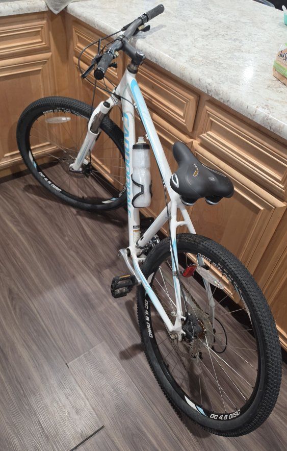 Woman's Cannondale 6 Bike