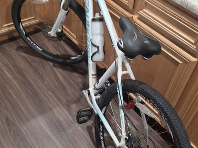 Woman's Cannondale 6 Bike
