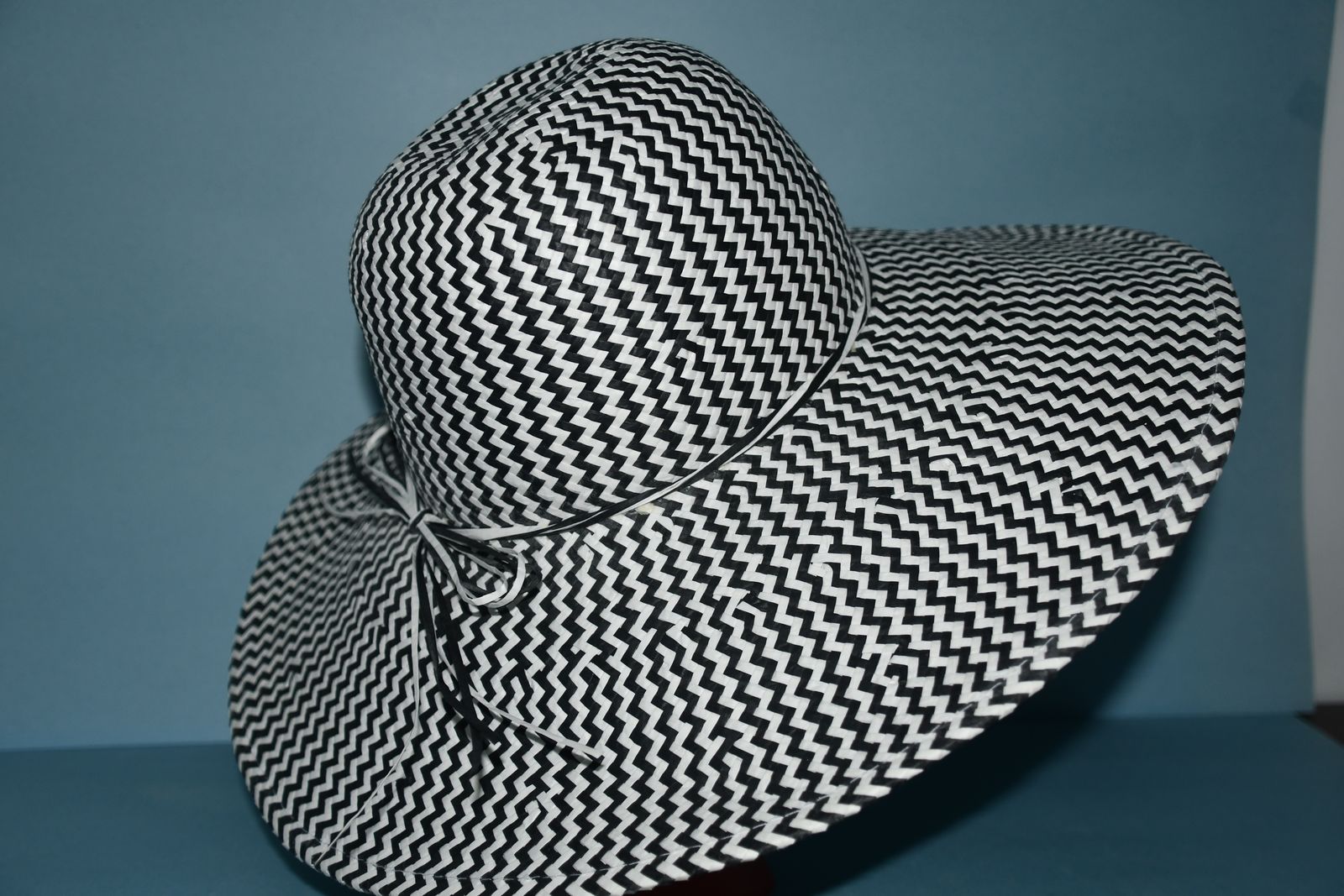 CUTE BALCK & WHITE SUN HAT ~ ONE SIZE ~ LIGHTWEIGHT ~ BRIM LENGTH 5" ~ POOL ~ BEACH ~ SUMMER FUN ~ CLEAN!