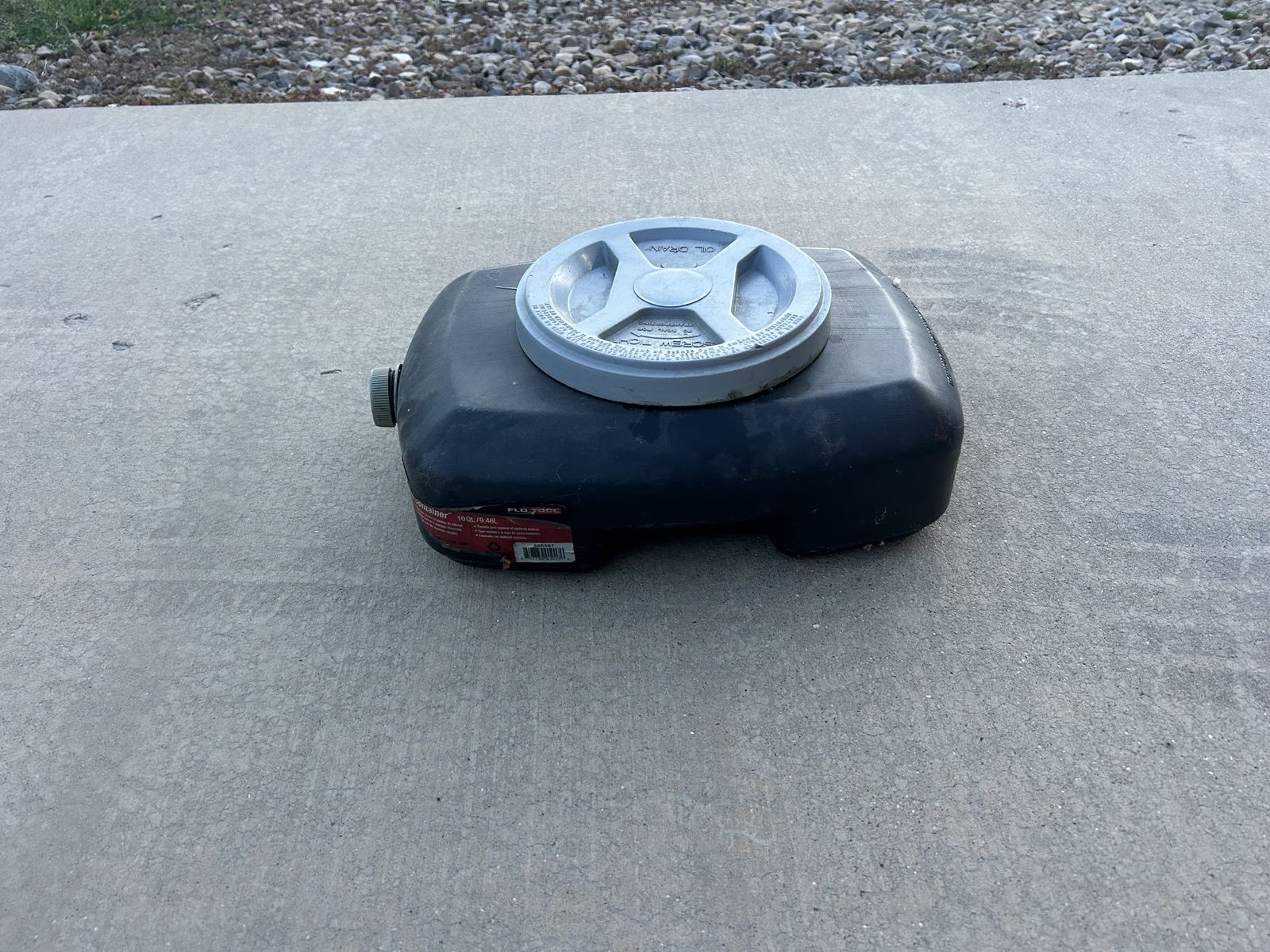 10-liter plastic oil container