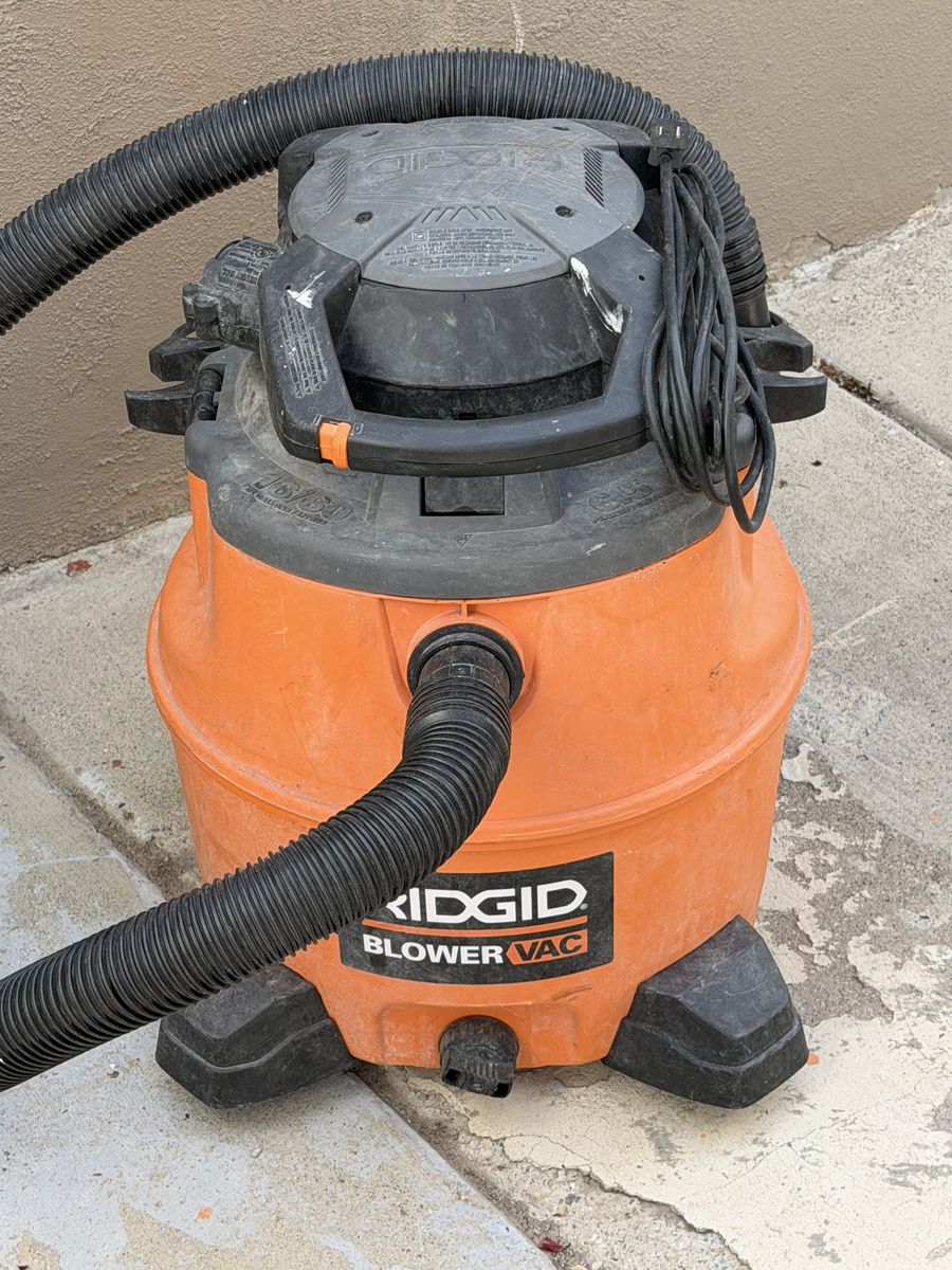 16.5 Gal Blower And Vac Excellent Condition