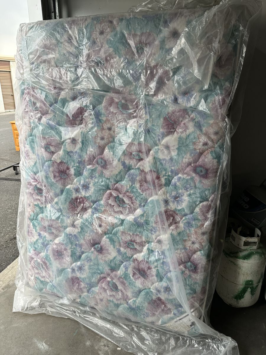 Full Size Serta Perfect Sleeper Mattress and Box Spring Foundation 