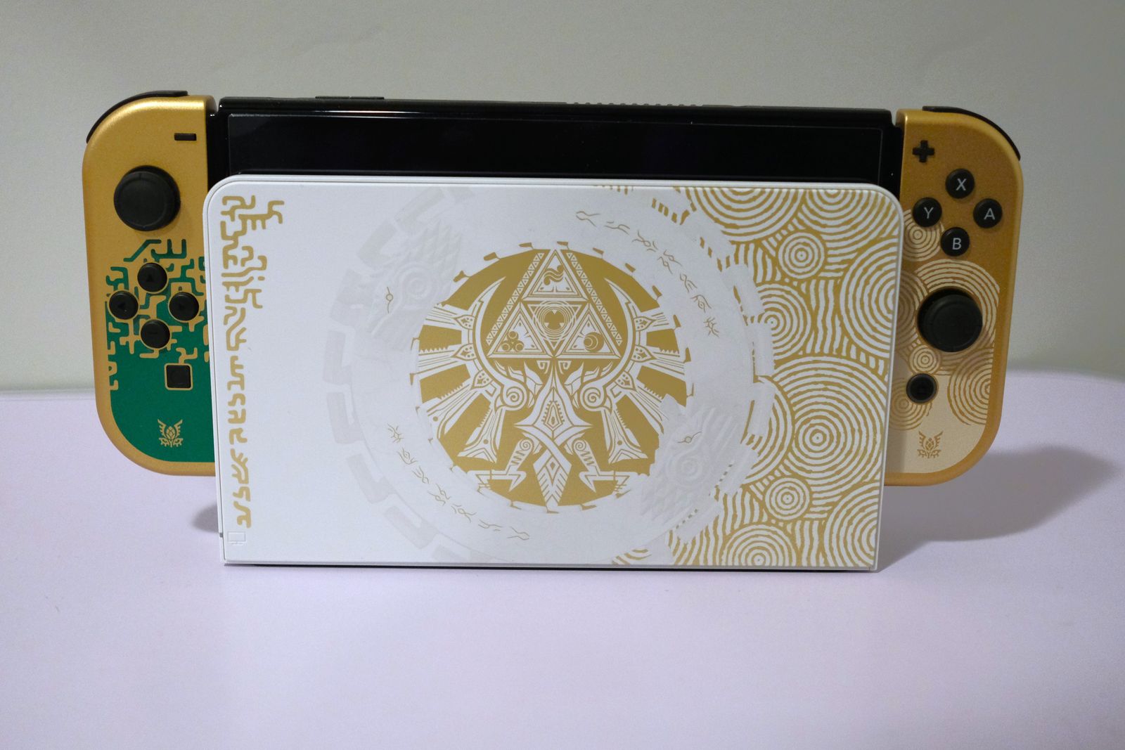 Zelda Nintendo switch Limited Edition with accessories