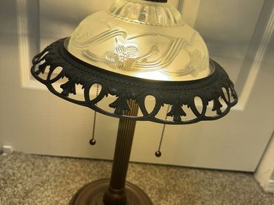 Vintage Frosted Glass & Brass Floral Table Lamp – Dual Pull Chains