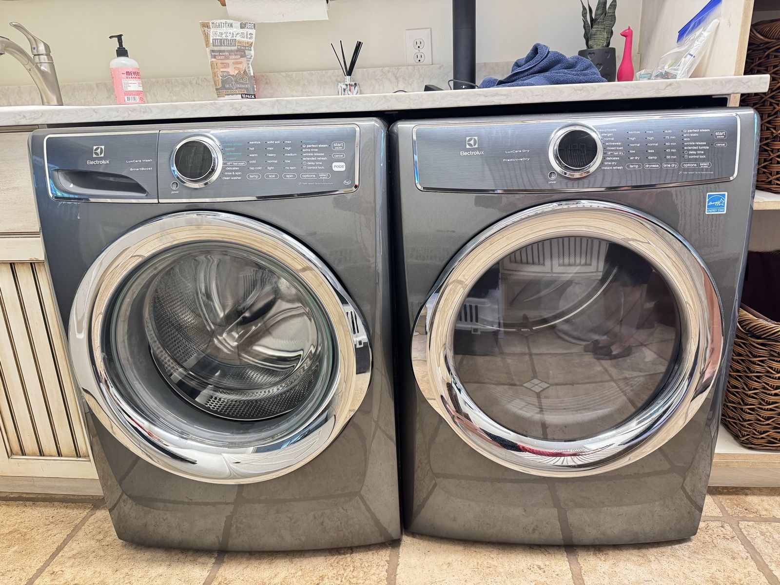 Great looking Electrolux washer/dryer set