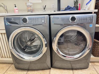Great looking Electrolux washer/dryer set